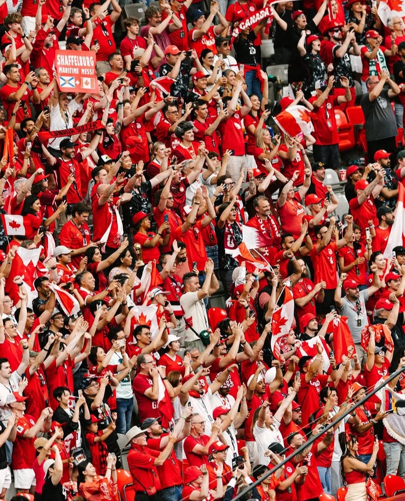 Torcida canadense vibrando após vitória do Canadá.