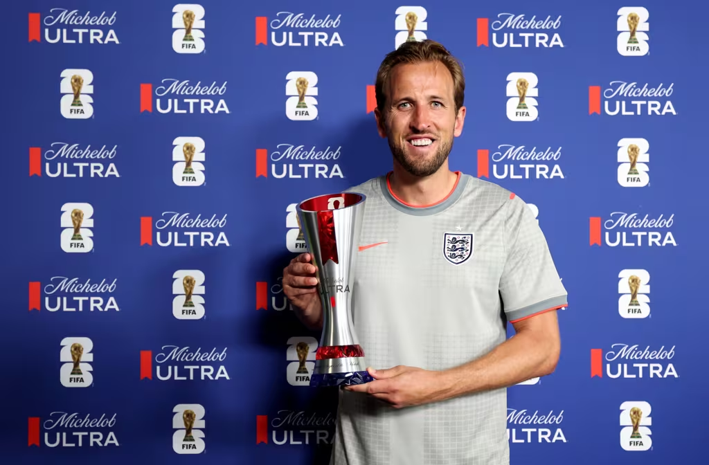 Harry Kane com o prêmio de melhor da partida. Foto: Reprodução/FIFA
