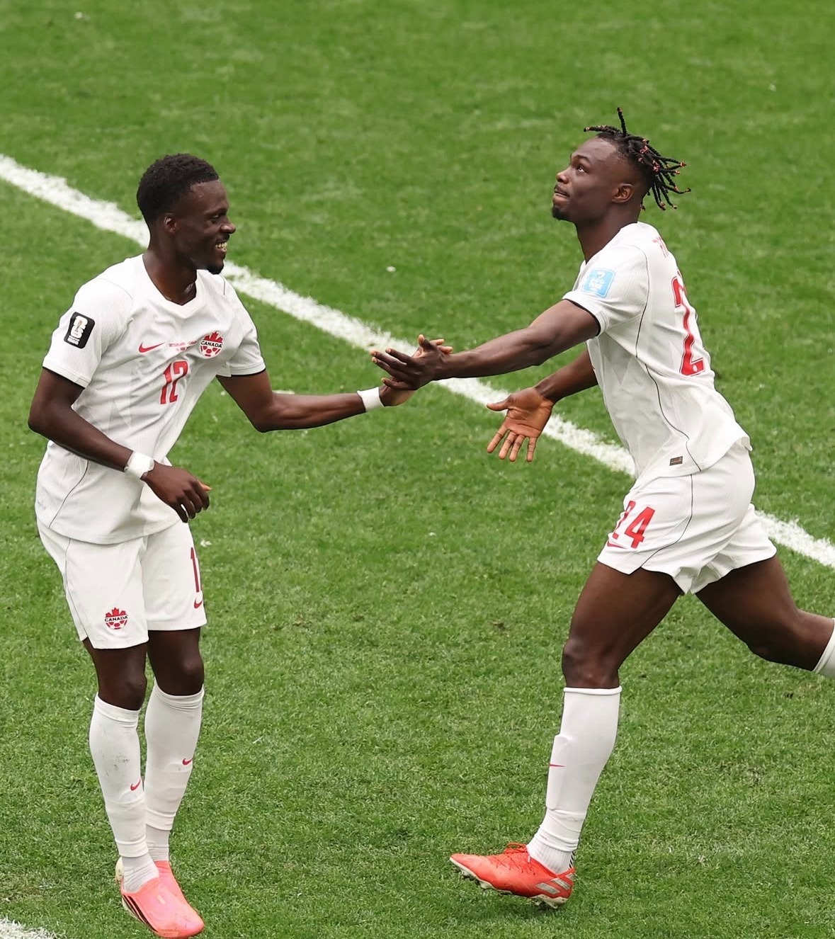 Tani Oluwaseyi e Promisse David após o gol da seleção canadense.