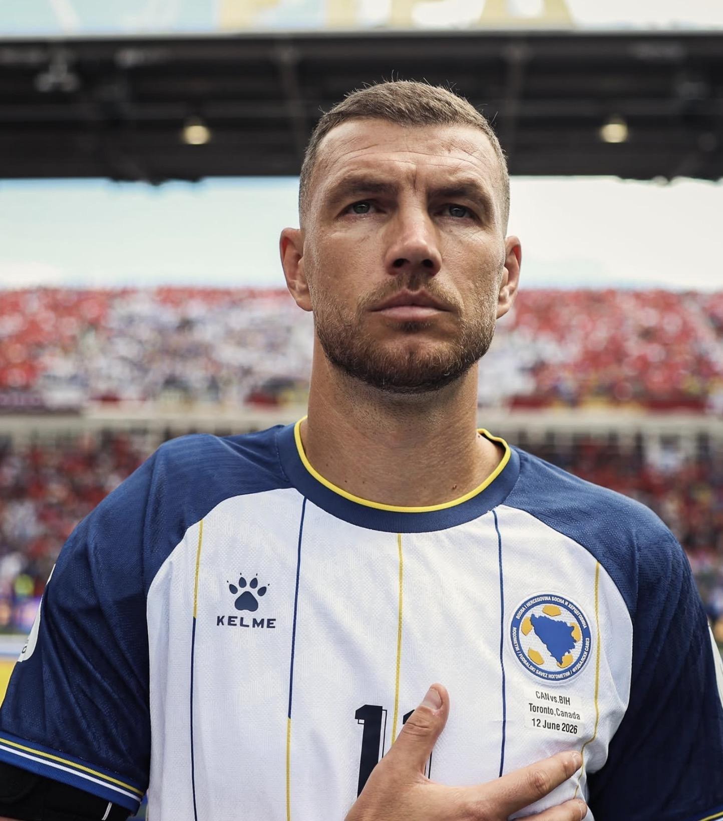  Edin Dzeko durante partida contra o Catar. 