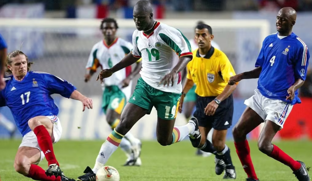 Seleção de Senegal em 2002 contra a França.