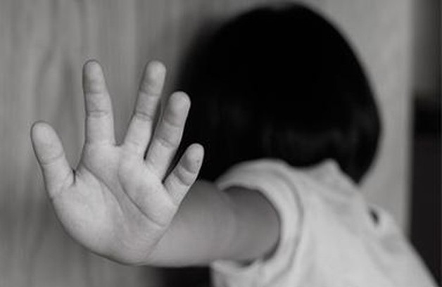 Foto: Criança de costas com a mão para trás (Imagem: Assessoria/Divulgação G1