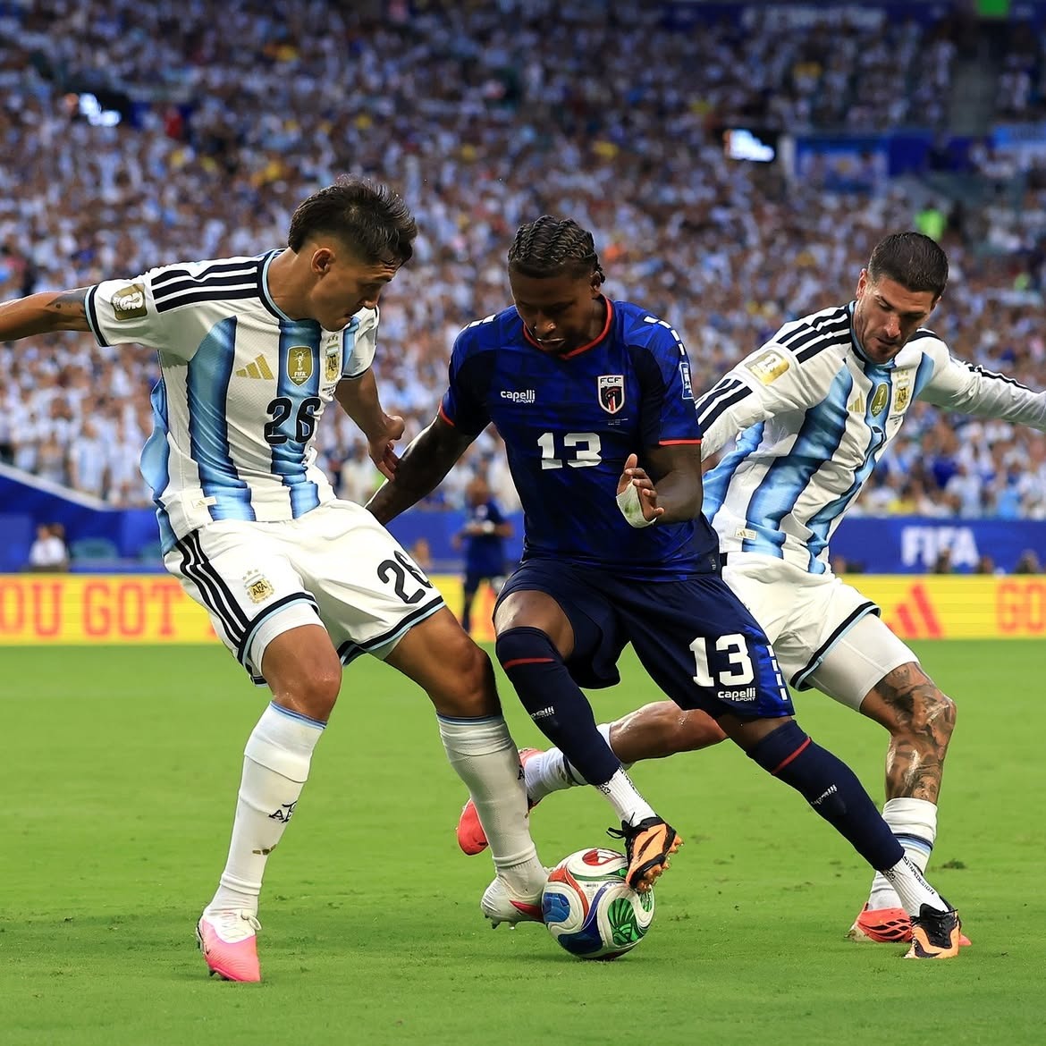 Sidny, do Cabo Verde, disputando bola com Mac Allister, jogador da Argentina.