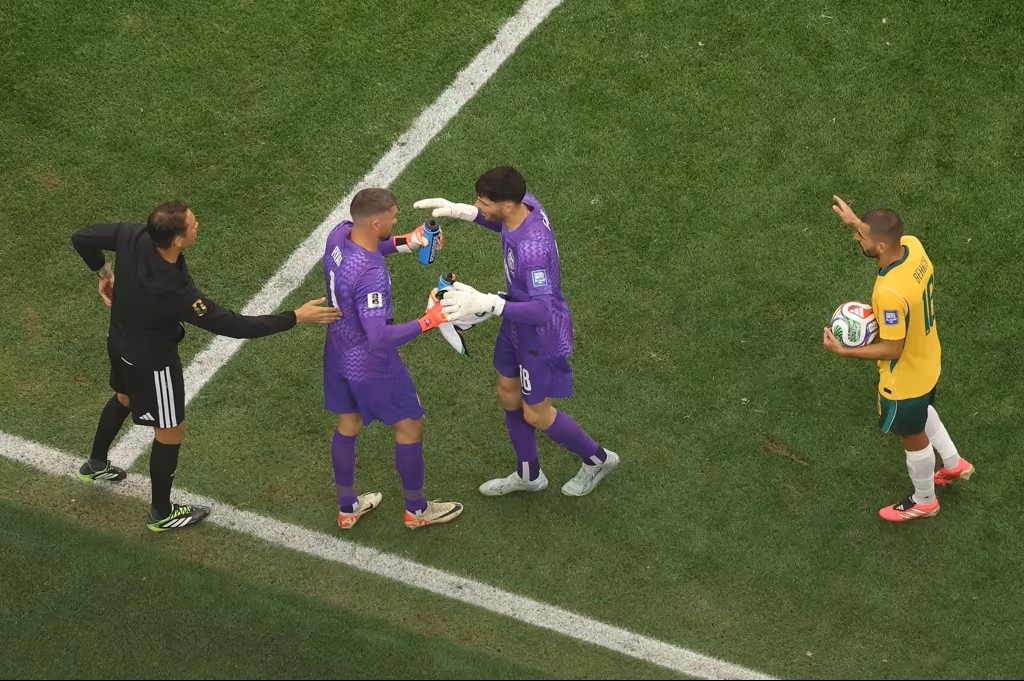 Momento em que Patrick Beach foi substituído para a entrada do experiente Matthew Ryan. Foto: Reprodução/FIFA