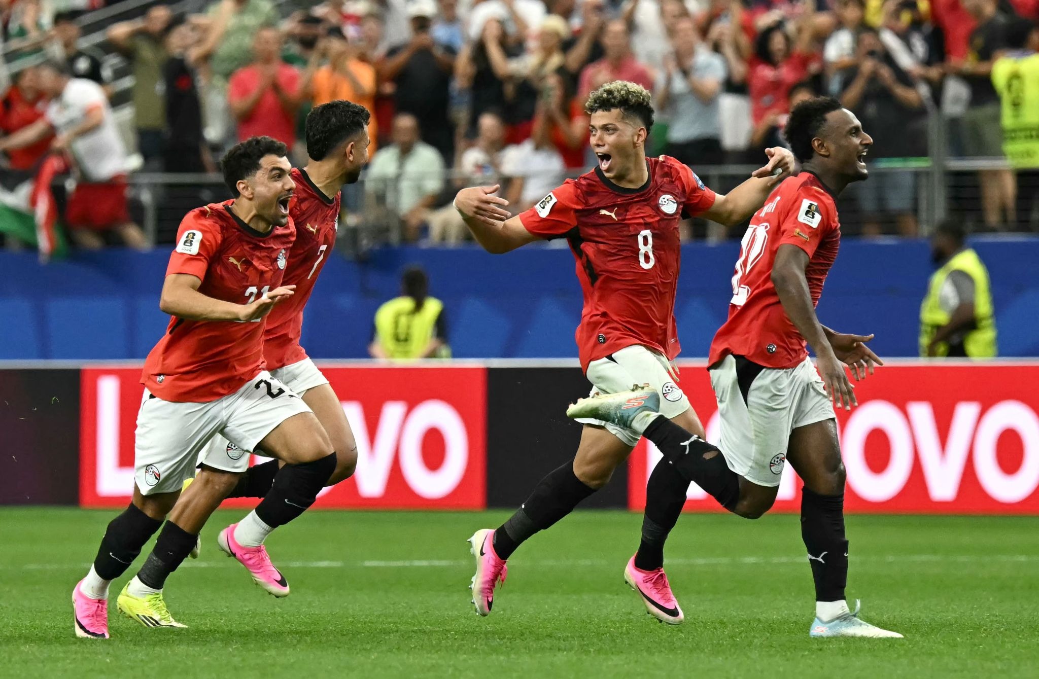 Autor do único gol do Egito nos 120 minutos, Emam Ashour celebra com seus companheiros a vitória nos pênaltis. Foto: Reprodução/X/FIFAcom