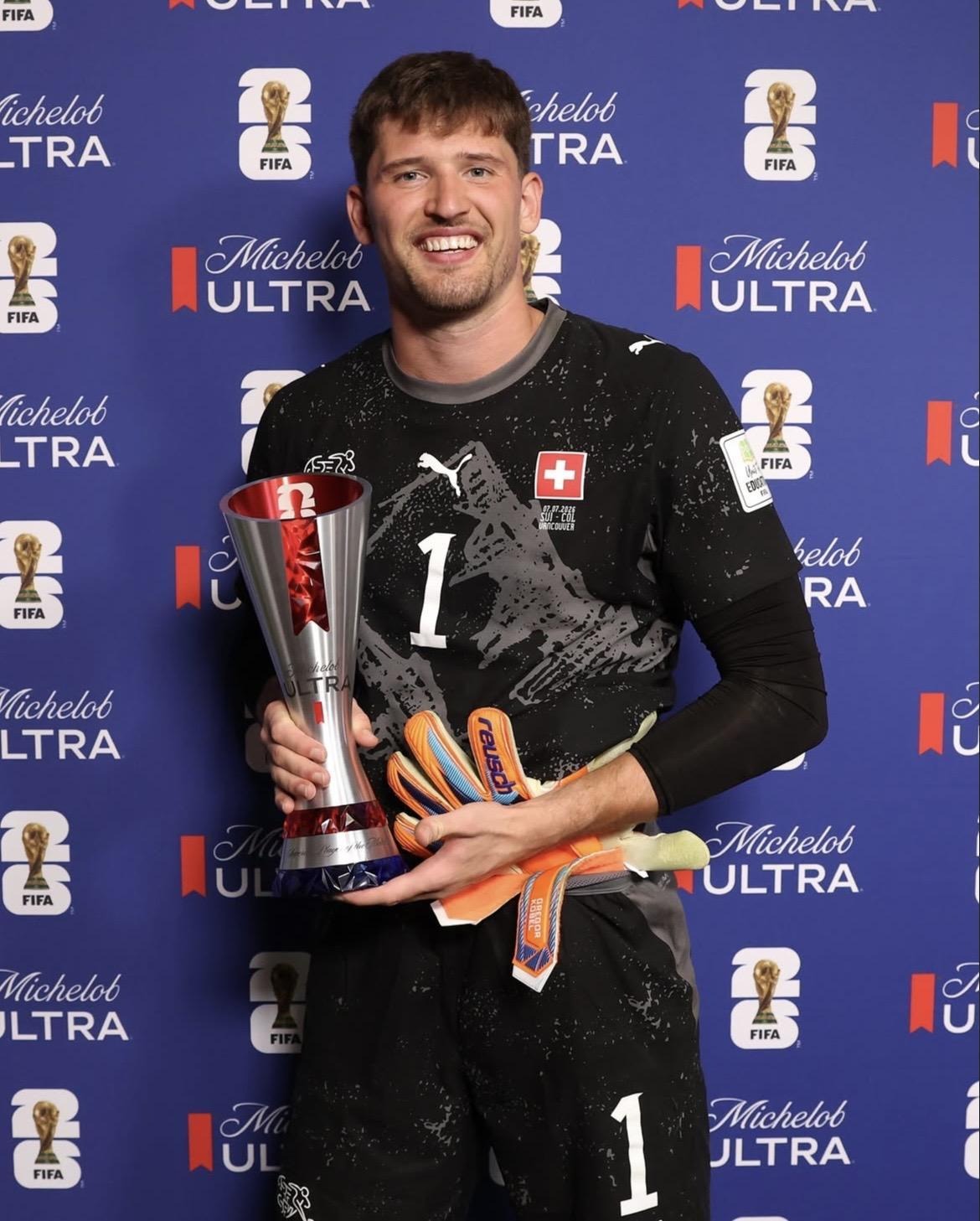 Gregor Kobel, goleiro da Suíça, eleito melhor jogador da partida
