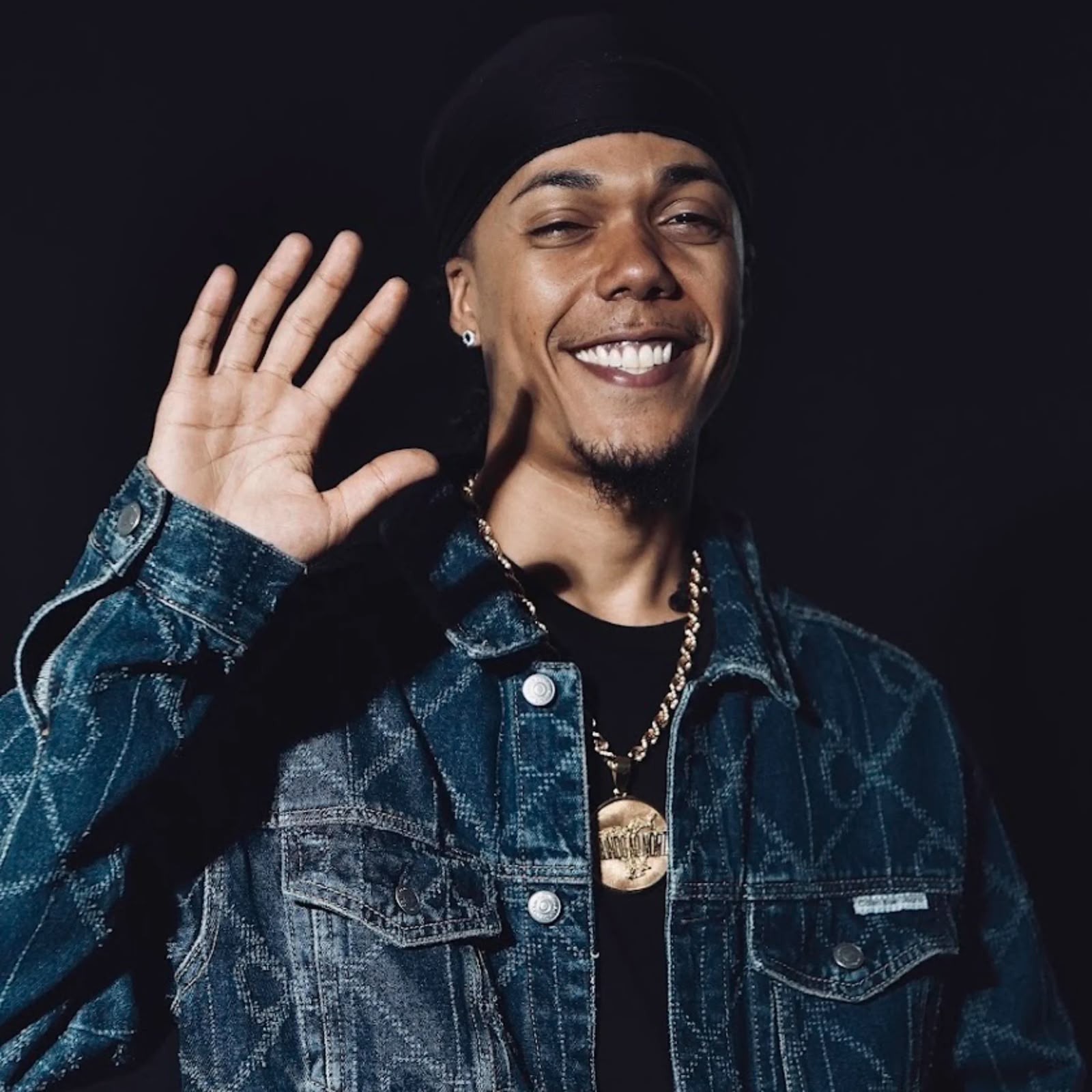 Rapper Sant posando para foto