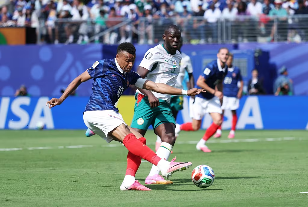 Reencontro entre França e Senegal na Copa do Mundo 24 anos após primeiro confronto. 