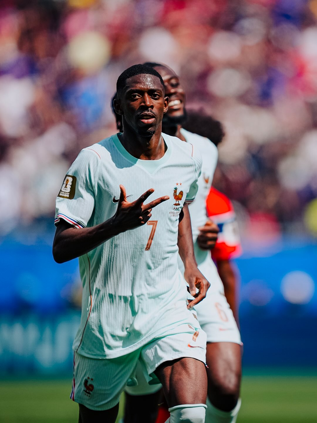 Ousmane Dembelé comemorando seu terceiro gol na partida.