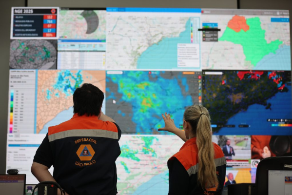 Imagens da Defesa Civil em ação e alertas emitidos para regiões do litoral paulista, com foto de equipes e dos alertas