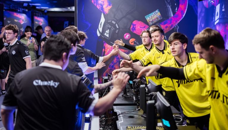 Brasileiros da Legacy cumprimentam a equipe europeia após vitória Foto: Divulgação/Radosław Makuch/HLTV