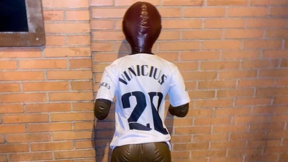 Torcedores do Atlético de Madrid simularam enforcamento de boneco com camisa de Vini Jr antes de clássico com o Real Madrid.