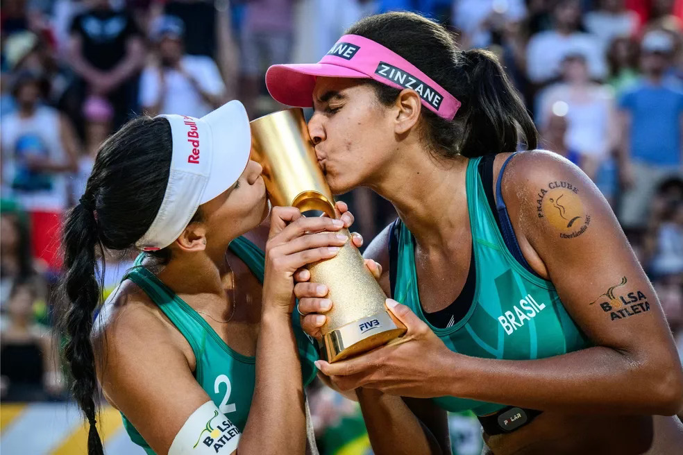 Duda (esq) e Ana Patrícia (dir), no Mundial de 2022; elas são as favoritas ao ouro. – Foto: Reprodução/FIVB 