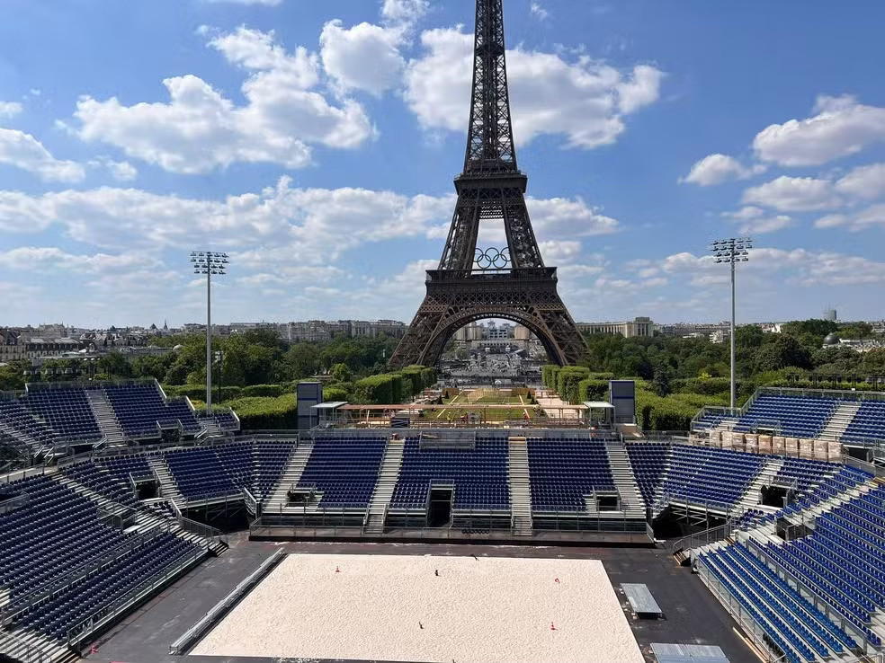 Arena de praia tomou forma em frente à Torre Eiffel – Foto: Lorena Dillon/GE