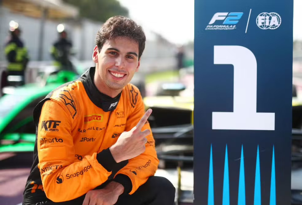 Gabriel Bortoleto depois de largar em último e vencer a corrida em Monza. Foto: Joe Portlock