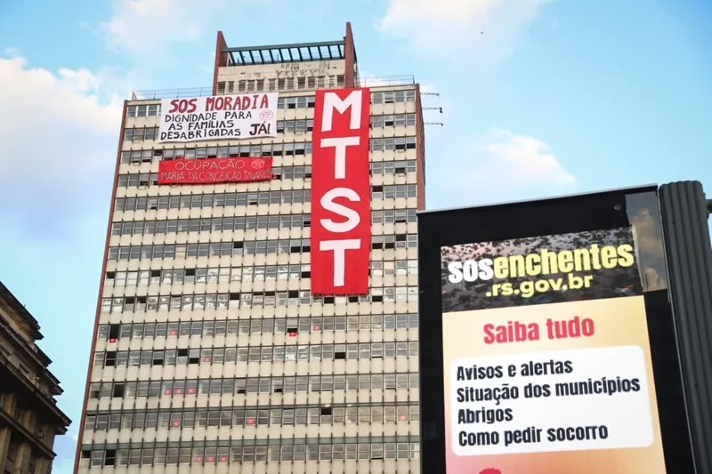 Prédio do antigo INSS de Porto Alegre, com faixas da manifestação do MTST
