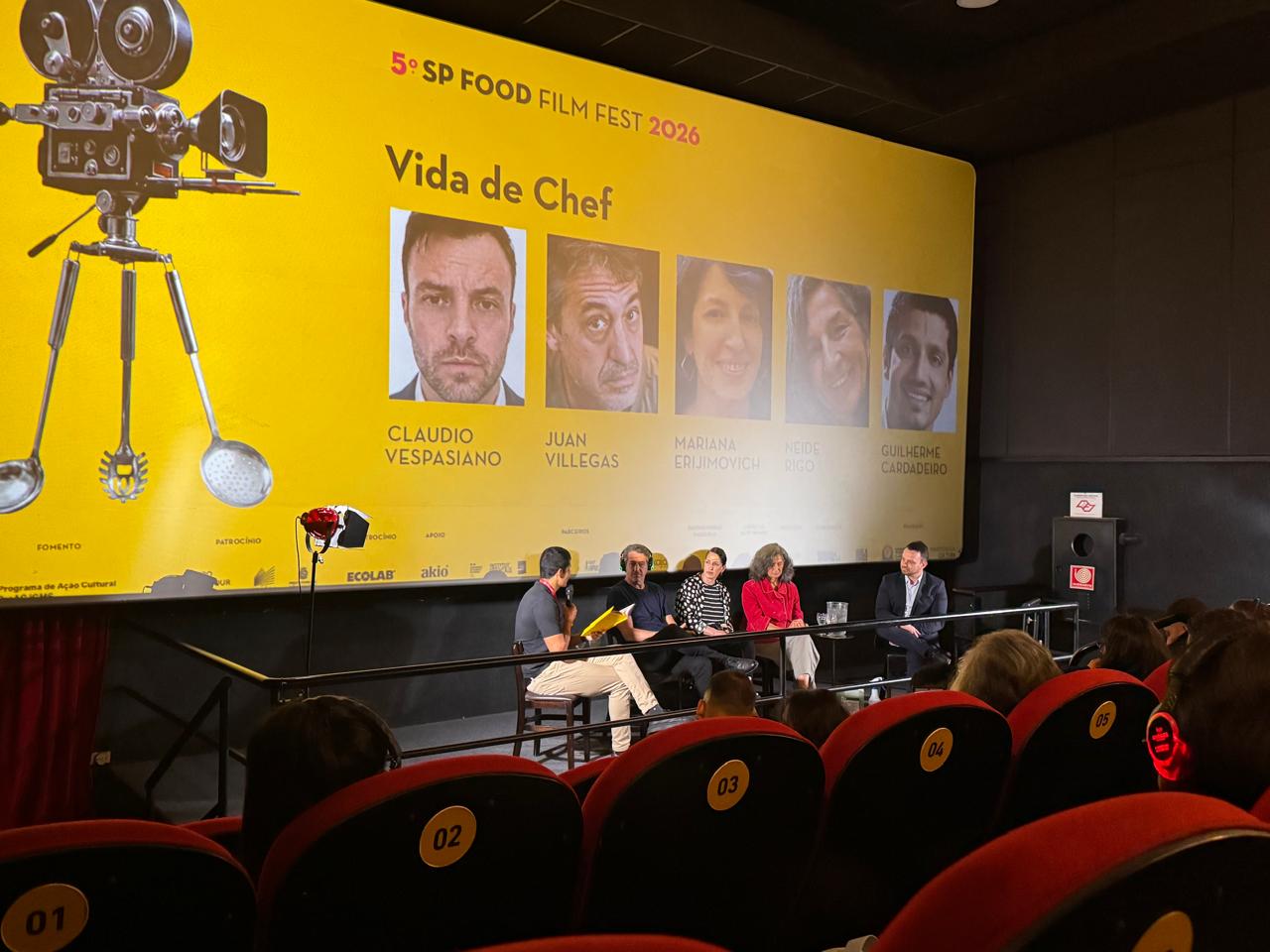 Debate com os diretores do filme em uma sala de cinema.