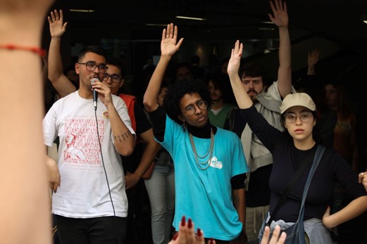 Estudantes em momento de votação na assembleia