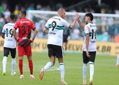 SLimani e Marcelino Moreno comemorando