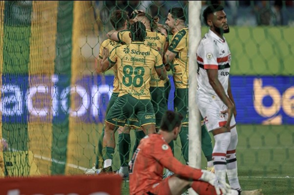 Jogadores do São Paulo se lamentam, enquanto Cuiabá comemora o primeiro gol da vitória na 29ª rodada do Brasileirão