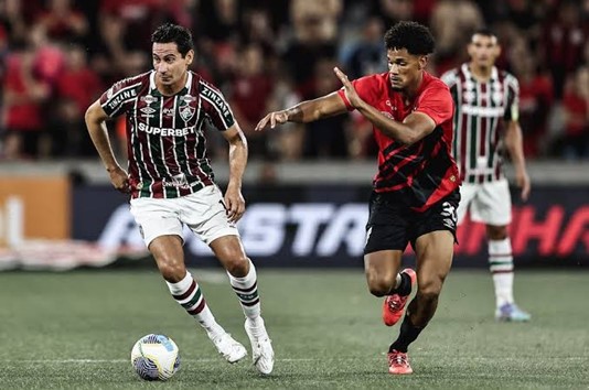 A três rodadas do fim do Campeonato Brasileiro, Athletico-PR e Fluminense seguem tentando escapar do Z4. Foto: Lucas Merçon/Fluminense FC