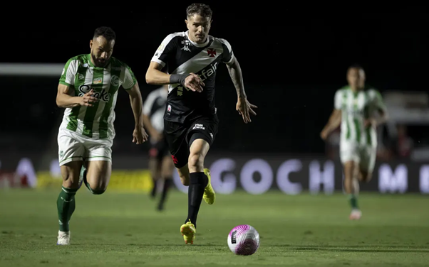 Disputa de bola durante a partida entre Vasco e Juventude