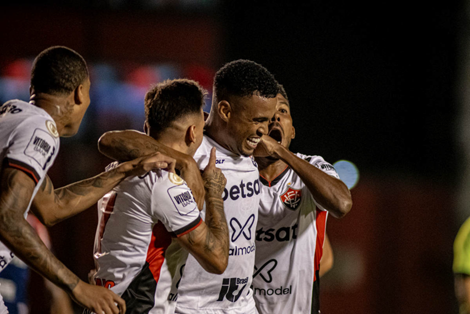 Alerrandro comemora seu gol, que o colocou na artilharia da competição ao lado de Yuri Alberto, com 13 gols. Foto: Victor Ferreira/EC Vitória