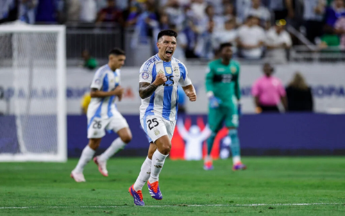 Lisandro Martínez, de camisa branca com listras azul, comemorando o primeiro gol da partida. (foto: Buda Mendes/AFP)