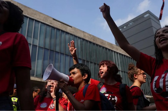 Mulheres participam de uma marcha para marcar o Dia Internacional da Mulher em São Paulo, Brasil, em 8 de março de 2025. Foto: Amanda Perobelli/REUTERS