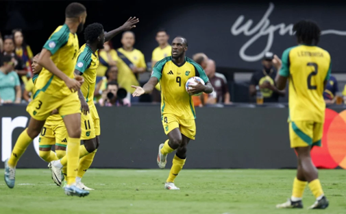 Michael Antonio, de camisa amarela, comemorando o gol da Jamaica. (foto: Chris Coduto/AFP)