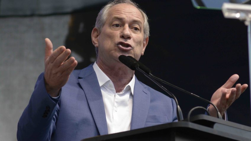 O ex-ministro e ex-governador do Ceará Ciro Gomes no lançamento de sua pré-candidatura à presidência da República pelo PDT...  Leia mais no texto original: (https://www.poder360.com.br/eleicoes/pdt-confirma-candidatura-de-ciro-gomes-a-presidencia/) © 2022 Todos os direitos são reservados ao Poder360, conforme a Lei nº 9.610/98. A publicação, redistribuição, transmissão e reescrita sem autorização prévia são proibidas.