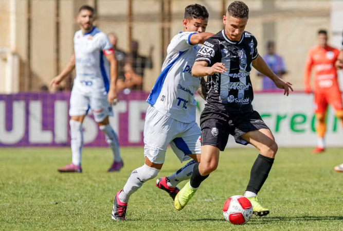 Nando do Votuporanguense e Andrey do Monte Azul em disputa de bola. Reprodução: José Luis Silva/Paulistão