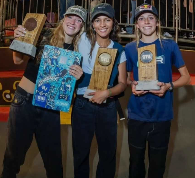 Rayssa com o troféu ao lado de Chloe Covell e Daniela Terol