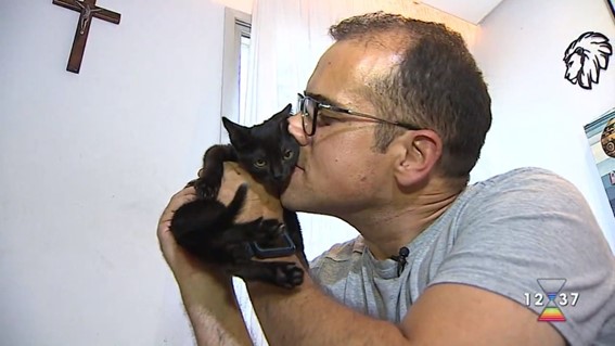 Jornalista André Luis com o seu gato preto