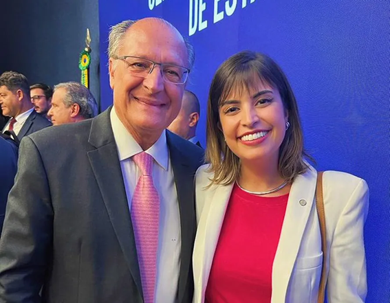 Tabata Amaral ao lado do vice-presidente Geraldo Alckmin - Foto: Reprodução/Twitter