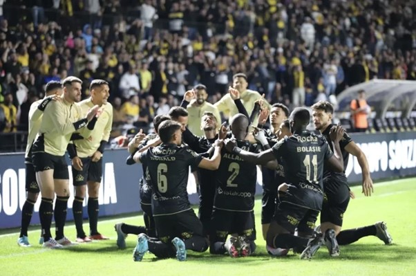 Jogadores do Criciúma comemoram ajoelhados