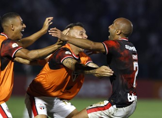 Lucas Moura, eleito o craque do jogo, comemora com seus colegas. Foto: Rubens Chiri/SPFC