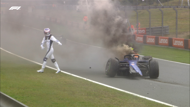 Logan Sargent deixa seu carro em chamas após batida durante o Treino Livre 3. – Foto: Reprodução/F1