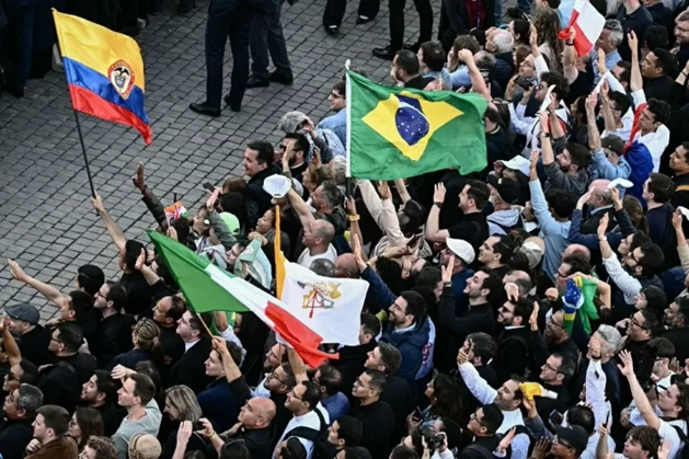 Multidão reunida mostra fieis de várias nacionalidades ansiosos com a revelação do novo Papa. Foto: Reprodução/Filippo Monteforte