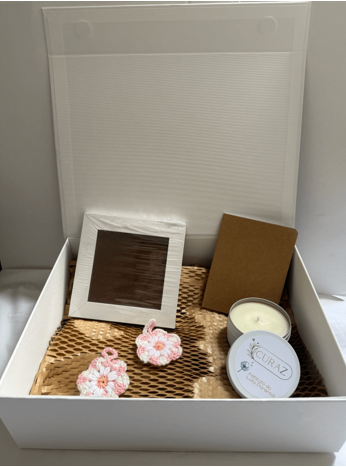 Caixa com porta-retrato, vela aromática e crochê, oferecida pelo Instituto do Luto Parental como caixa de memória, para que os pais enlutados possam criar memórias dos filhos que perderam 