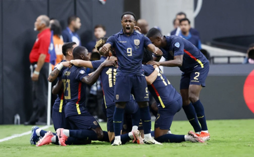 Jogadores da Venezuela, de camisa azul, comemorando o gol da vitória. (foto: Chris Coduto/AFP)