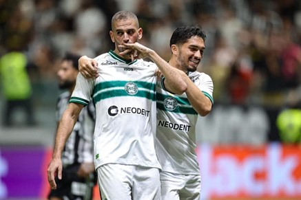 Slimani comemorando