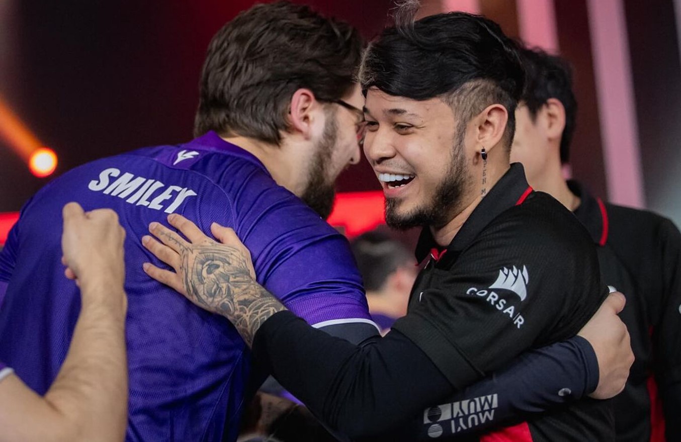 Titan (paiN) e Smiley (VKS) se cumprimentando ao final de uma partida. (Imagem:Reprodução CBLOL).