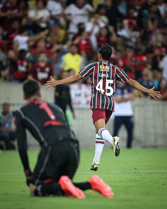 Lima, do Fluminense, comemora em frente a torcida adversária. Foto: Lucas Merçon e Marcelo Gonçalves/FFC 