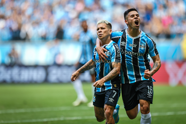 Jogadores do Grêmio comemoram o primeiro gol da equipe