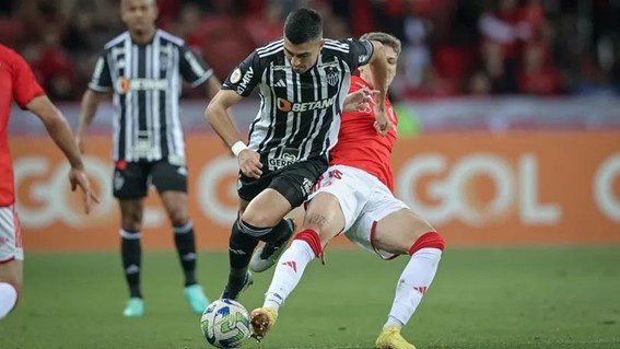 Jogadores do Galo e Inter disputando a bola