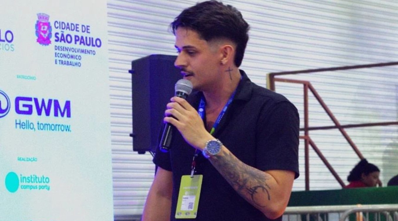 Gabriel Tavares durante palestra em evento (Imagem:Reprodução Internet).