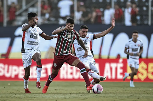 Kauã Elias, do Fluminense, driblando adversários