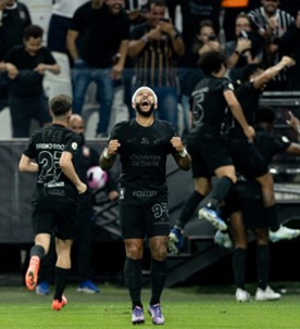 Memphis comemorando seu primeiro gol com a camisa do Corinthians. Foto: Rodrigo Coca