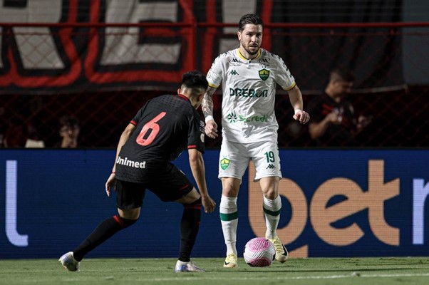 Alejo Cruz, do Atlético-GO, e Gustavo Sauer, do Cuiabá, em disputa de bola. Foto: AssCom Dourado 